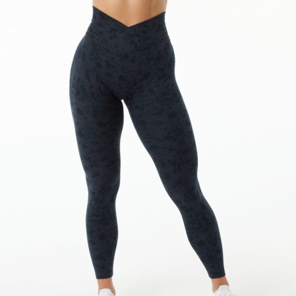 Surface Power Legging – Pebble Print Black Alphalete Athletics
